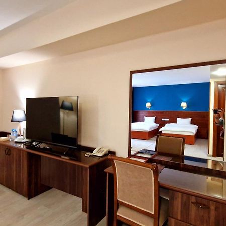 Ararat Hotel เยเรวาน ภายนอก รูปภาพ