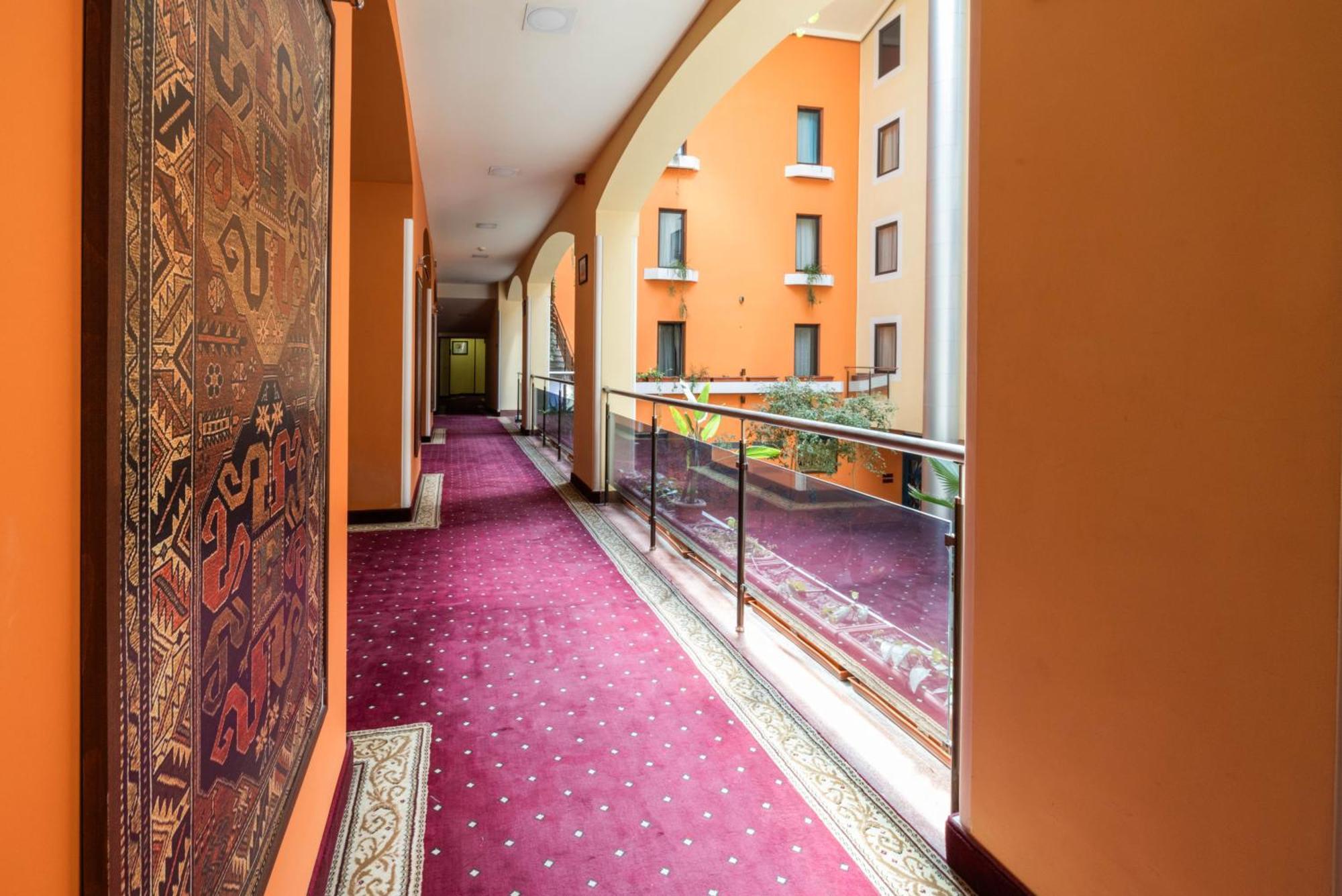 Ararat Hotel เยเรวาน ภายนอก รูปภาพ