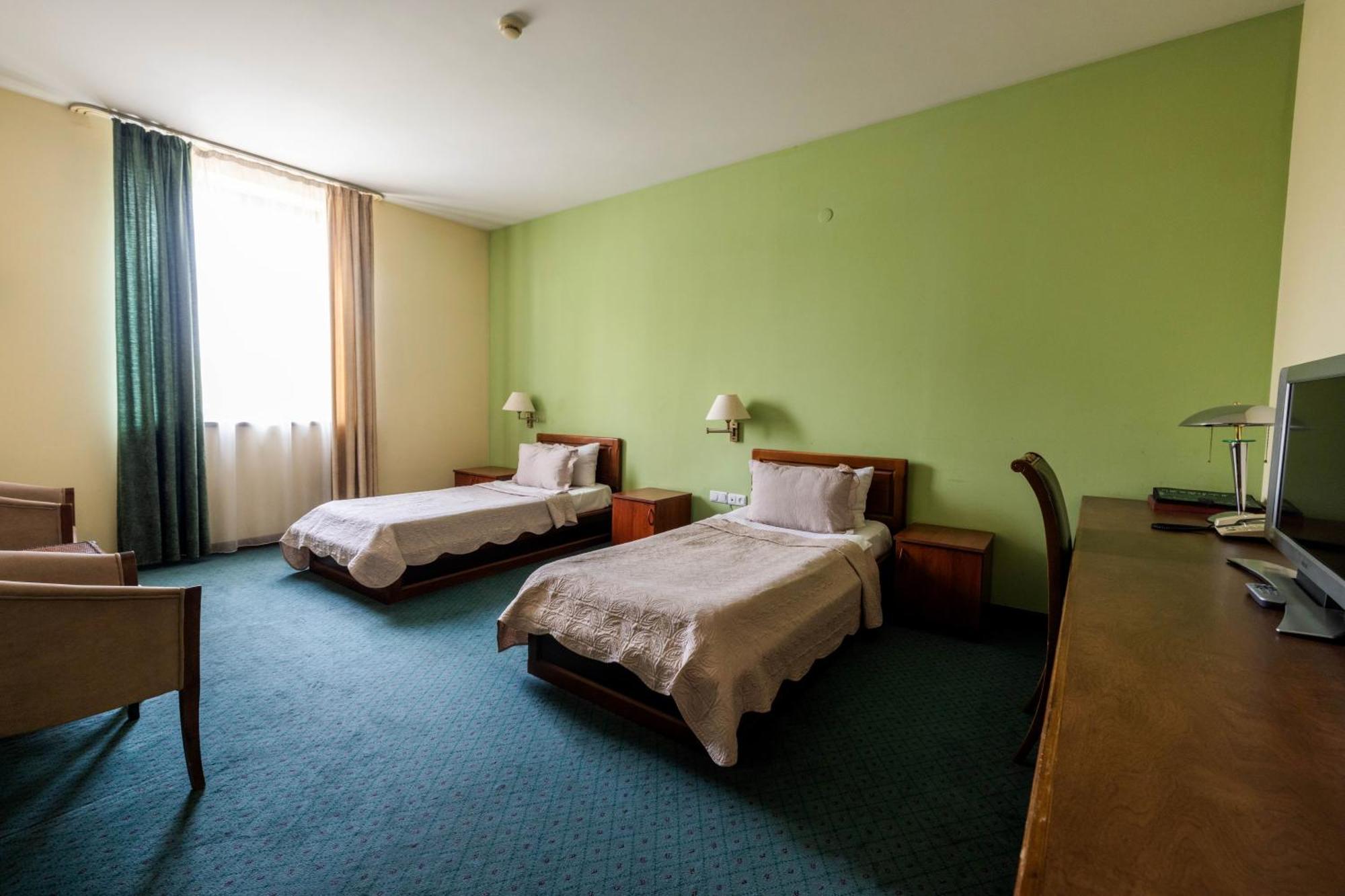 Ararat Hotel เยเรวาน ภายนอก รูปภาพ