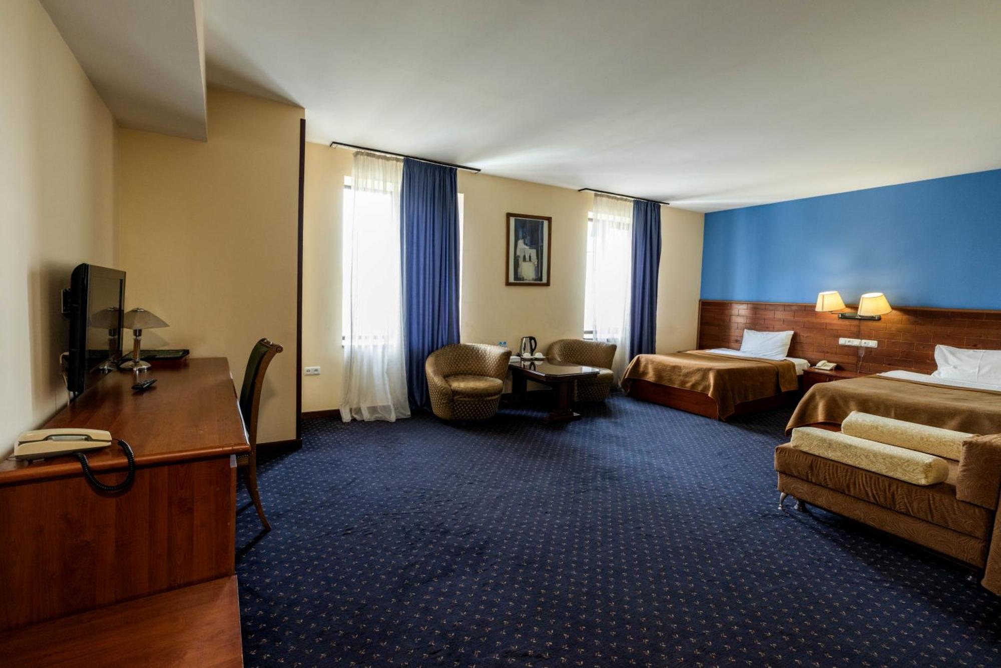 Ararat Hotel เยเรวาน ภายนอก รูปภาพ