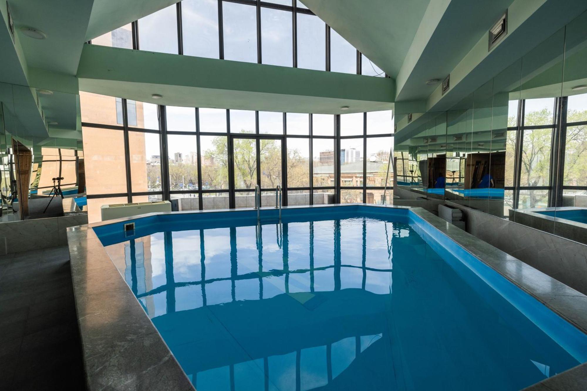 Ararat Hotel เยเรวาน ภายนอก รูปภาพ
