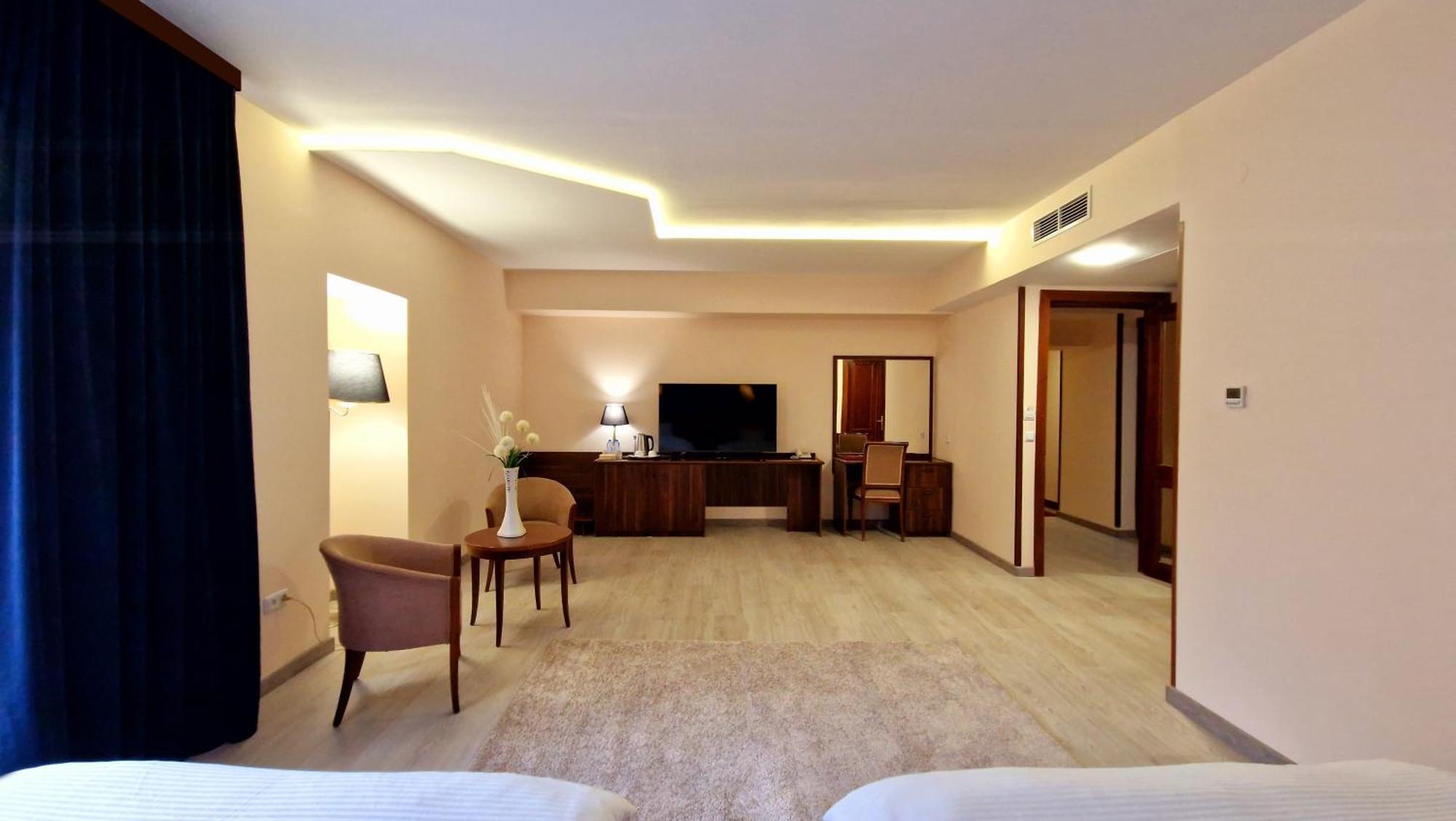 Ararat Hotel เยเรวาน ภายนอก รูปภาพ