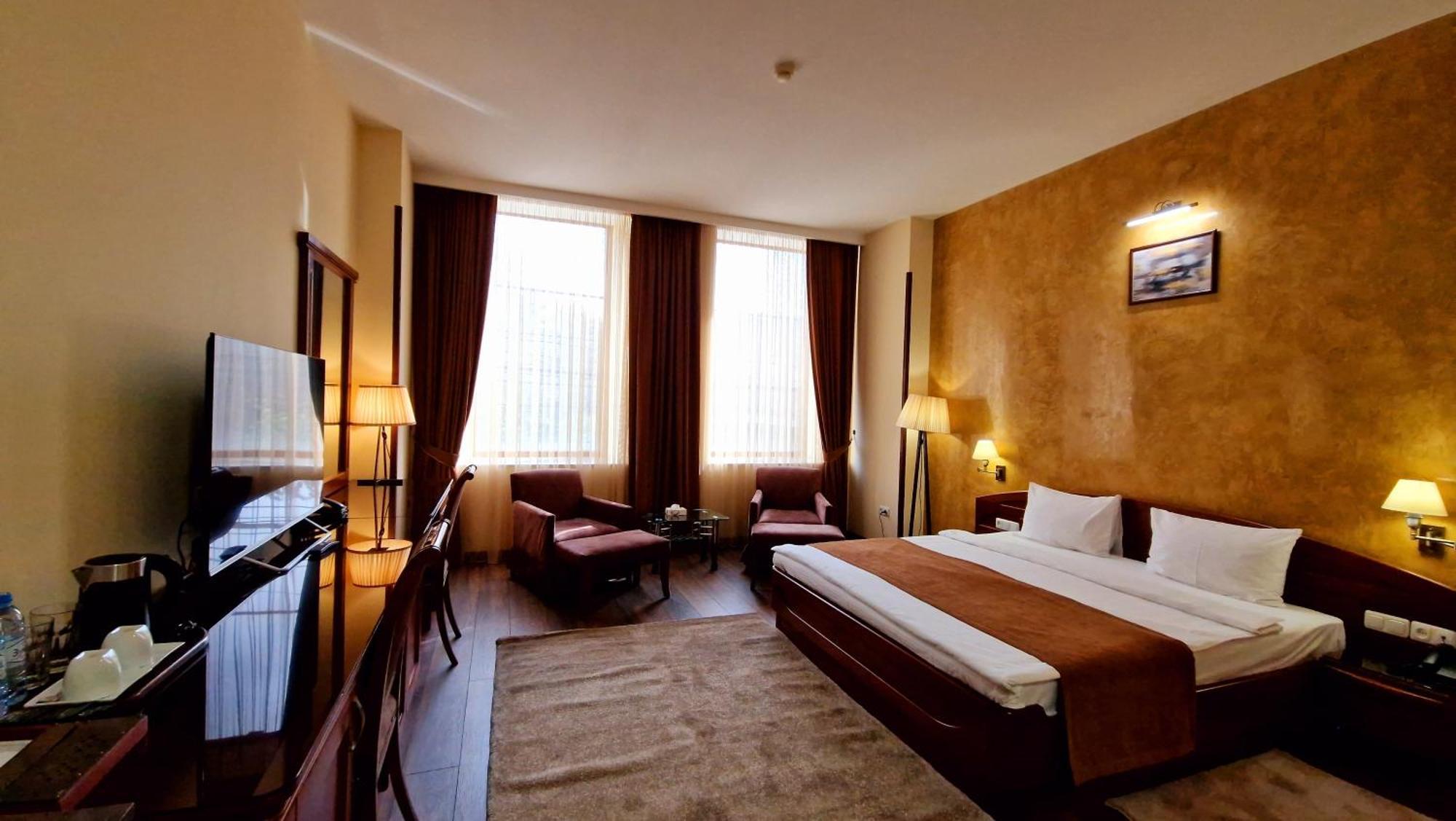 Ararat Hotel เยเรวาน ภายนอก รูปภาพ