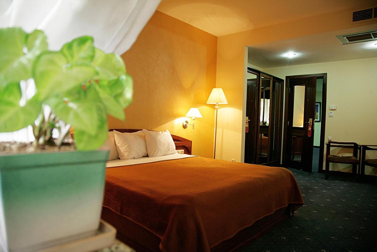 Ararat Hotel เยเรวาน ภายนอก รูปภาพ