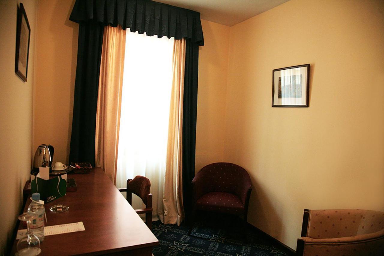 Ararat Hotel เยเรวาน ภายนอก รูปภาพ
