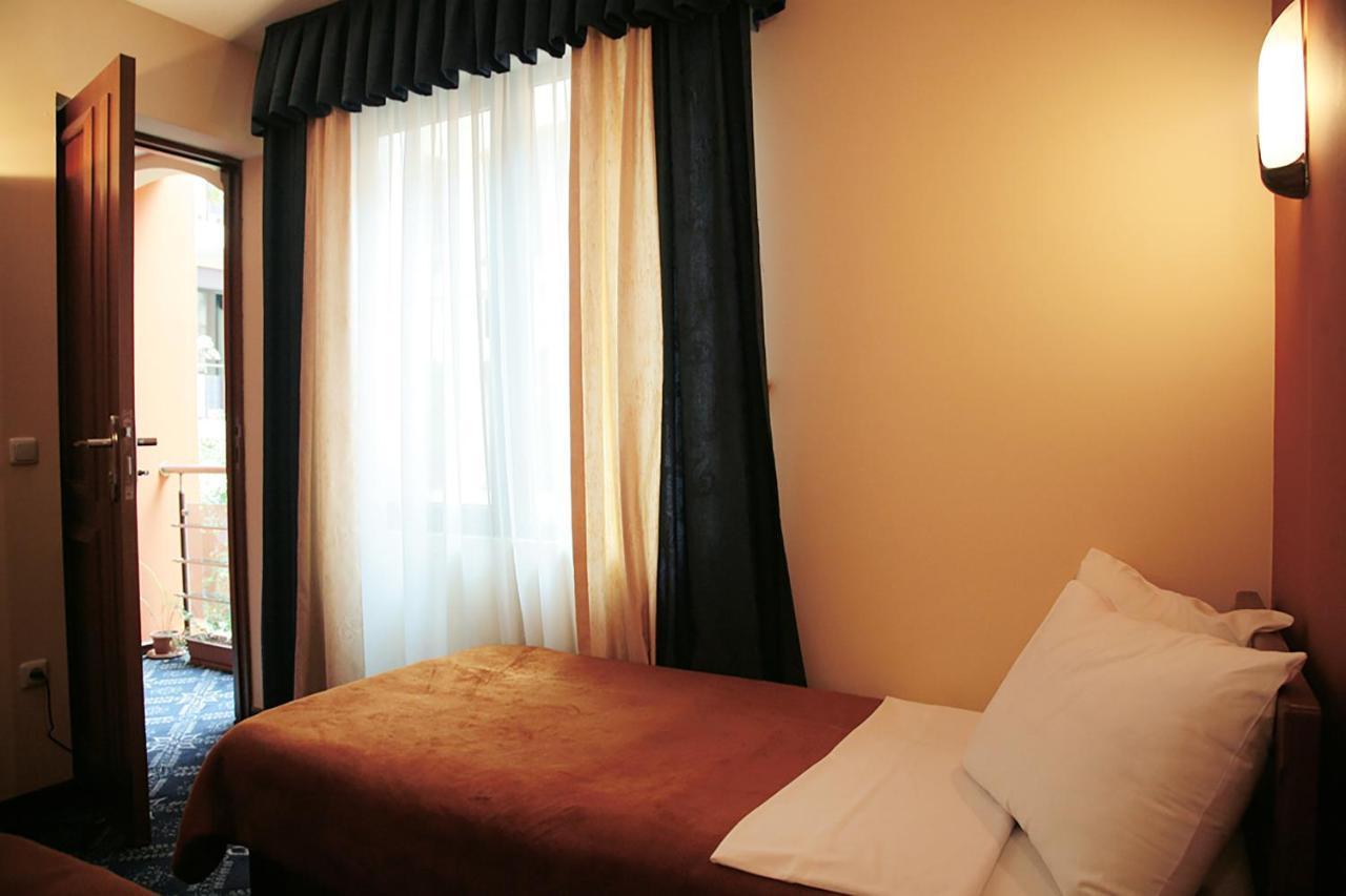 Ararat Hotel เยเรวาน ภายนอก รูปภาพ