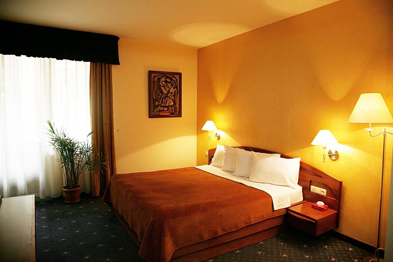 Ararat Hotel เยเรวาน ภายนอก รูปภาพ
